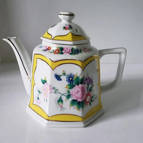 Vintage Porcelain Teapot Yellow/White in Canton Rose Pattern. - Picture 1 of 12